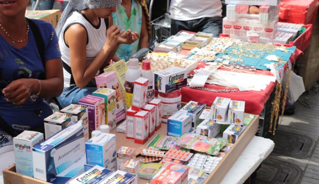 En la avenida 6, frente al parque Lineal, hay decenas de migrantes vendiendo medicamentos que llaman la atención por su menor costo. César Obando