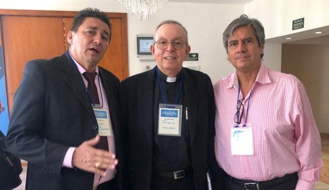 El presidente del Consejo Nacional de Paz, Reconciliación y Convivencia, monseñor Héctor Fabio Henao, aparece en compañía del diputado Óscar Hernando Ross Pérez, con asiento en esa organización en representación de los diputados del país. Cortesía