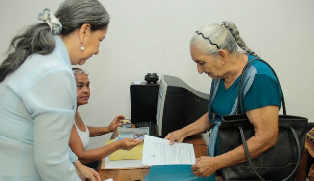 El hecho de que la población colombiana este envejeciendo también significará una mayor demanda de recursos al sistema de salud para cumplir con la atención de estos pacientes. Archivo