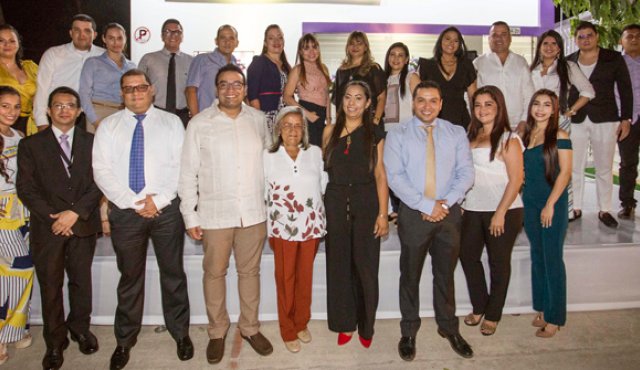 Argenis Ochoa, Edwin Niño, Jennifer Lizarazo, Richard Rangel, Jimmy Salcedo, Jaqueline Lizarazo, Claudia Carrillo, Gloria Cetina, Cristina Romero, Ingrid Flechas, Jaime González, Lorena Tícora, Andrés Rosas y Cristian Rojas. Adelante: Angie Landinez, Emerson Barrera, Wbeimar Samper, Arnold Bautista, María Vargas, Johanna Villamizar, Samuel Bautista, Alexandra Carriedo y Ana María Limas. Juan Pablo Cohen