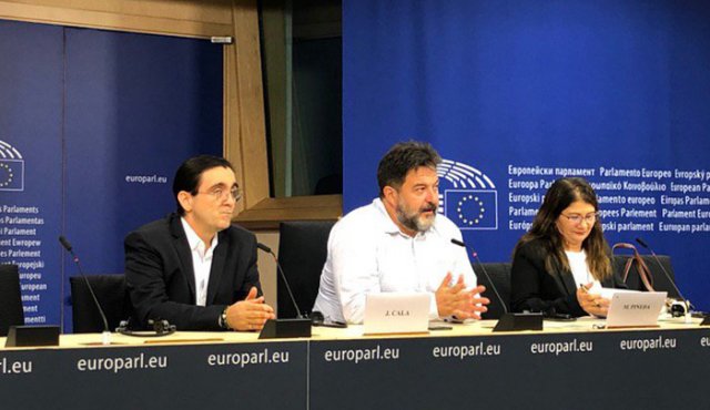 Los congresistas de FARC, en rueda de prensa en la Eurocámara, junto al eurodiputado Manu Pineda (centro) del Partido Comunista de España. Tomada de Twitter