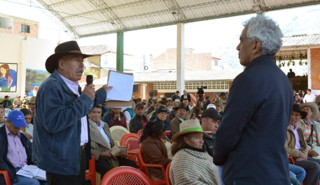 Durante la fase de consulta, las comunidades campesinas le pidieron al ministro de Ambiente, Ricardo Lozano Picón (derecha), claridad frente al proceso y la reconversión de actividades agrícolas. La Opinión