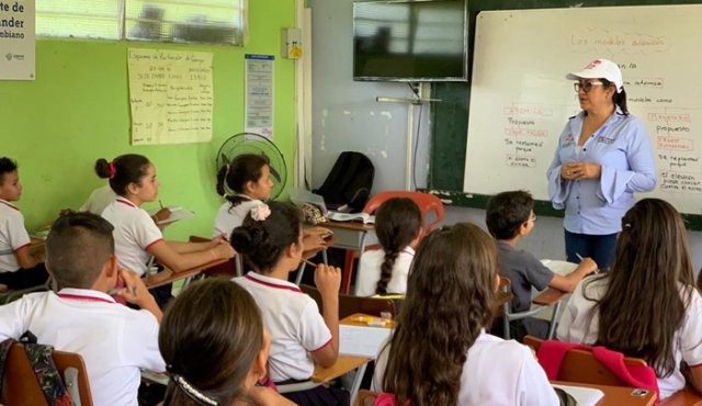 La reunión se hizo con los padres de familia, quienes estuvieron de acuerdo con la medida temporal de usar una canoa con los implementos de seguridad para que los niños lleguen a la escuela.
Cortesía