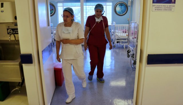 La Ley ordena a las EPS o a la entidad que ejerza sus funciones garantizar al afiliado, en menos de 24 horas, todo lo que solicite el médico para la atención del paciente, incluidos insumos, tratamientos alternos y los procedimientos. Colprensa