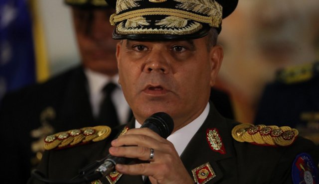 El ministro de Defensa, Vladimir Padrino López, dijo calificó de “indignante y ofensivo” que las armas de la República, sean robadas, apuntadas y disparadas contra nuestro pueblo”, denunció.
Archivo