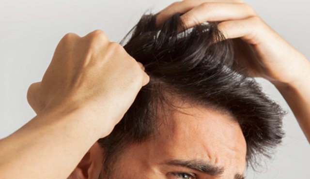 Si busca evitar que se le caiga el pelo, lo mejor es recurrir a las frutas. Freepik.es