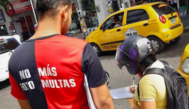 Ataviados con camisetas alusivas a la bandera de Cúcuta, un grupo de jóvenes liderado por el exalcalde y candidato a la Alcaldía, Donamaris Ramírez, está recogiendo firmas para respaldar la acción popular interpuesta contra las fotomultas. Cortesía para La Opinión