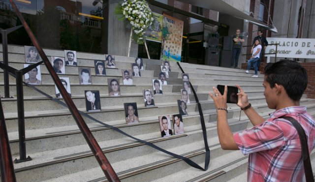 Frente al Palacio de Justicia, en la avenida Gran Colombia, se hizo un acto en memoria de las víctimas de la violencia en Norte de Santander. Juan Pablo Cohen