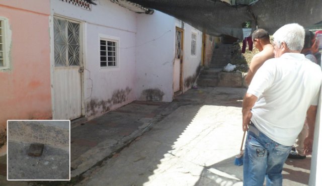 Los vecinos empezaron a sentir el fuerte olor hacia las 4:00 de la tarde del sábado. Finalmente, el abrieron la habitación rompiendo el candado de la puerta. La Opinión