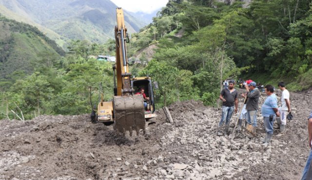 Más de cuatro horas deben esperar los viajeros y conductores a que se despeje el barro y las piedras de la carretera para proseguir su camino por la carretera La Soberanía.
Roberto Ospino
