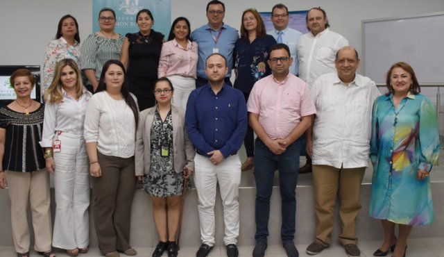 Fabiola Bohórquez, May González, Johana Mogrovejo, Islaine Pinzón, Juan Carlos Cortés, Xiomara Ramírez,Henry Peña y Valmore Bermúdez.Abajo: Yolanda Gallardo, María Gómez Ramírez, Neida Albornoz Arias, Michelle Calderón Ortega, Diego Armando Yáñez Meza, Oscar Eduardo Gualdrón Guerrero, Edgar Alan Niño Prato y Carmen Crissotenis Jaimes Galvis.
Cortesía