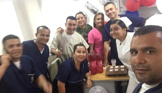 Juan Carlos Palacios, Jarly Quintero, Beatriz Fuentes, Tatiana Rincón, Paola Patiño, Erick Bonilla, Carlos Suárez y el agasajado Nilson Alexander Jaimes. Cortesía