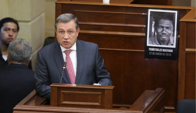 El propio Macías, por error, comentó sus intenciones sin apagar el micrófono de su puesto de presidente.
Colprensa