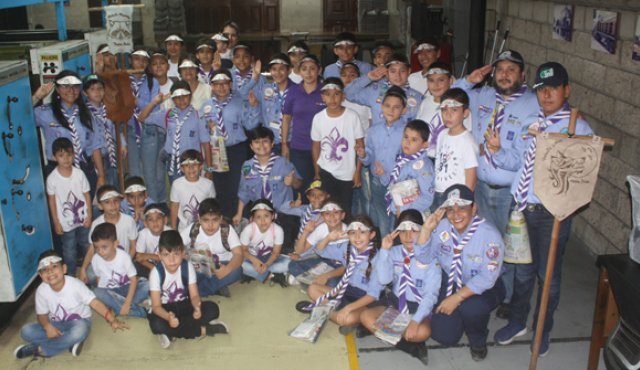 Los scouts posaron para una fotografía. La Opinión