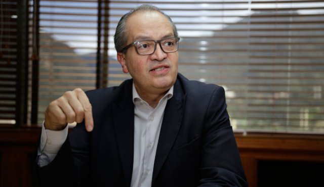 El procurador general de la nación, Fernando Carrillo Flórez, recordó que los funcionarios públicos que utilicen sus cuentas en redes sociales para hacer proselitismo político, serán objeto de acciones disciplinarias. Colprensa