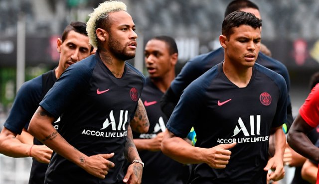 Neymar y Thiago Silva. AFP