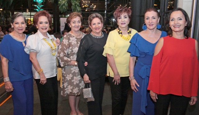 Graciela de peñaranda, Magaly López, Lucía de Izquierdo, Amparo de Jurado, Mercedes de Becerra, Amanda de Ramírez y Mariana de Suz. Mario Caicedo/La Opinión