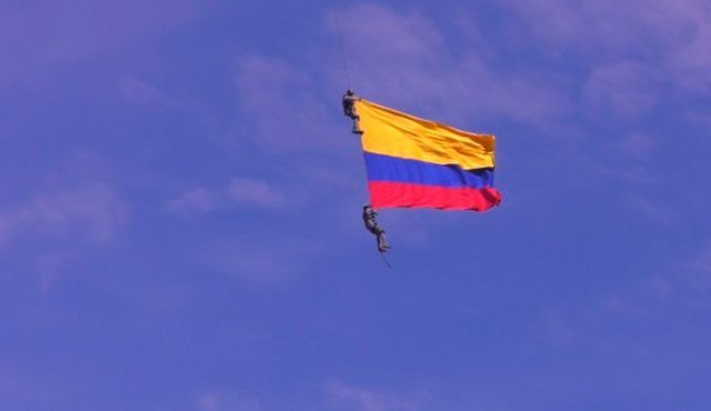 “La cuerda se encuentra cortada entre el helicóptero y los comandos. Esperamos tener una conclusión antes del viernes.
Colprensa