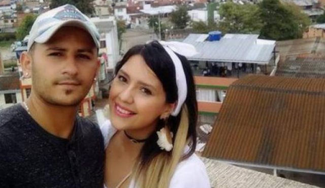 Richard Cardona y su esposa. Especial / Periódico El País