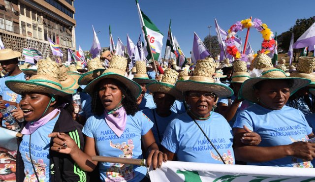 En Brasil se llevó a cabo, ayer, la ‘Marcha de las Margaritas’, para exponer con énfasis la necesidad de defender los derechos de las mujeres, mejores condiciones para las campesinas y el fortalecimiento de la democracia. AFP