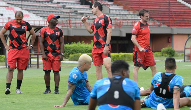 El asistente técnico y el preparador físico fueron quienes dirigieron la práctica de ayer en el Cúcuta Deportivo, el técnico estará hoy con el equipo. Juan Pablo Bayona