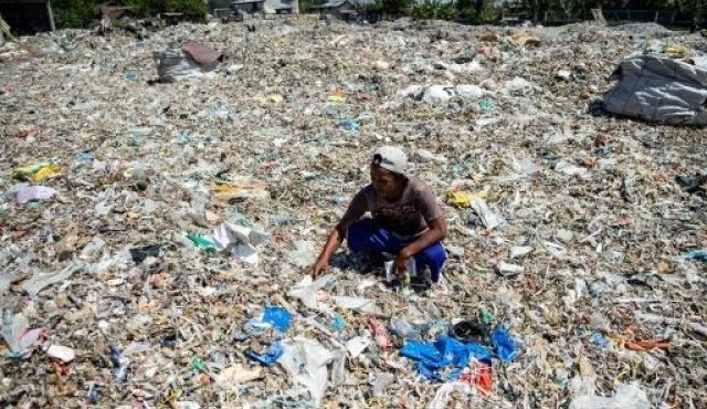 Mientras muchos países buscan limitar el uso de plástico desechable, para Bangun la basura plástica importada es una valiosa fuente de ingresos. AFP