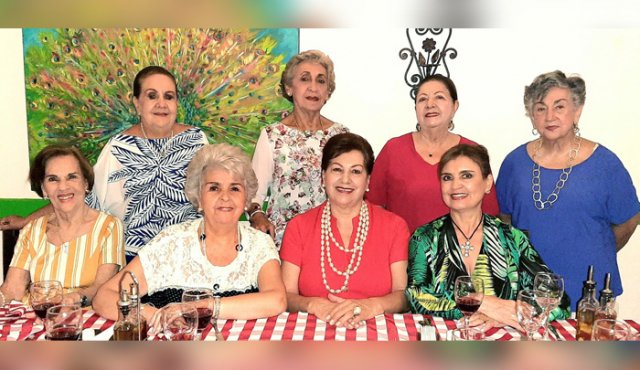 Esperanza Landazábal, Mercedes de Castañeda, Miryam de Arias y Ligia Margarita de Angarita. Sentadas: María Teresa de Flórez,Graciela de Maldonado, Blanca de Sánchez y Mary de Rodríguez. Cortesía