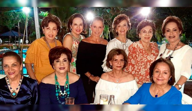 Betty de Lamk, Silvia Faillace, Laura Correal, Betty Zúñiga de Correal, Elsa de González y Magaly de Canal. Sentadas: Nassire Saffi, Mercedes de Becerra, Ligia Clavijo y Martha Conde. Cortesía