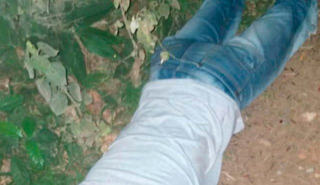 La única pista que tienen las autoridades sobre el crimen es un letrero que los homicidas dejaron junto al cadáver que decía “por violador”. Policía