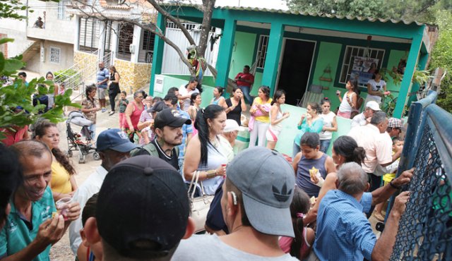 Los trabajadores y usuarios cumplieron la protesta en las afueras de la sede del acueducto en Villa del Rosario. César Obando/La Opinión