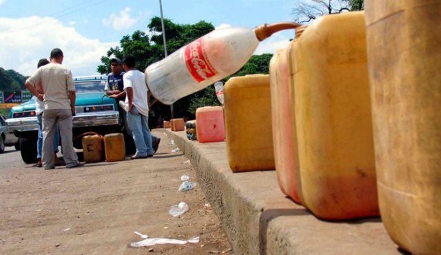 Una fuente oficial venezolana asegura que en Colombia un camión cisterna de unos 35.000 litros de gasolina de contrabando se vende en unos 15.000 dólares. Archivo