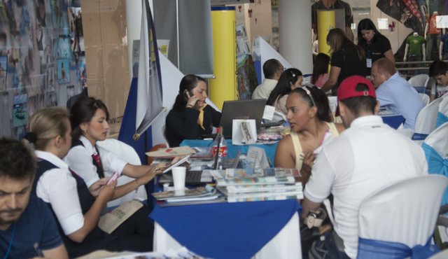Hoy, las agencias que también venden tiquetes por internet cobran, o no, la tarifa administrativa, dependiendo de la coyuntura y de la demanda.
Archivo
