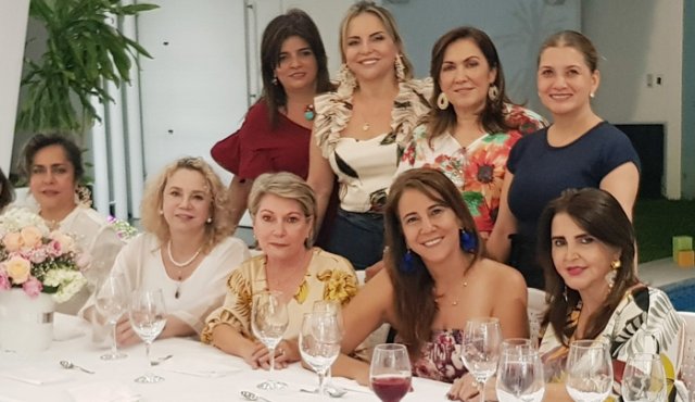 Dora Haddad, Rocío Hernández, Amparo Lozano y la anfitriona Bibiana Duplat. Sentadas: Fabiola Hernández,Claudia Morelli,Marta Pérez, Lulú Barco y María Clara Morelli. Cortesía