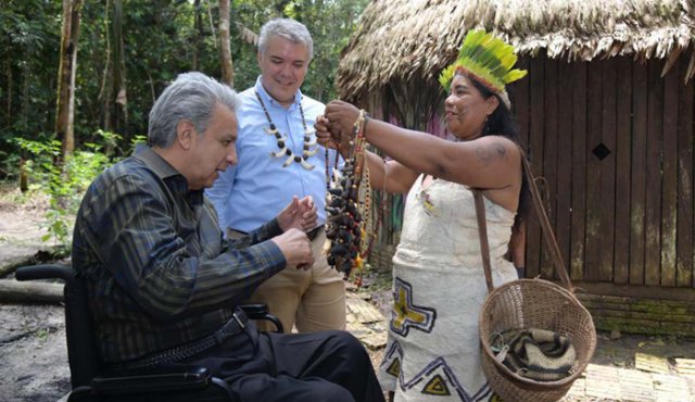 El presidente de Ecuador, Lenín Moreno, recibe un collar de una indígena amazónica durante la cita en el Amazonas. Lo observa su homólogo colombiano Iván Duque.
Colprensa