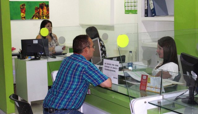 De menos ingresos en el país se endeudan para evitar los choques y gastos de las deudas y los créditos ya adquiridos. Archivo