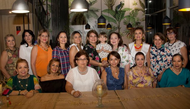 La agasajada junto a sus amigas. Alfredo Estévez