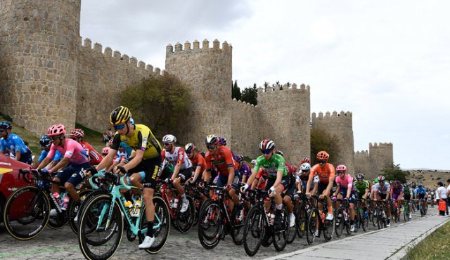 Una caída faltando unos 60 kilómetros para la meta, provocó el vuelco completo de la carrera por unos minutos, pues involucró al líder Primoz Roglic. AFP
