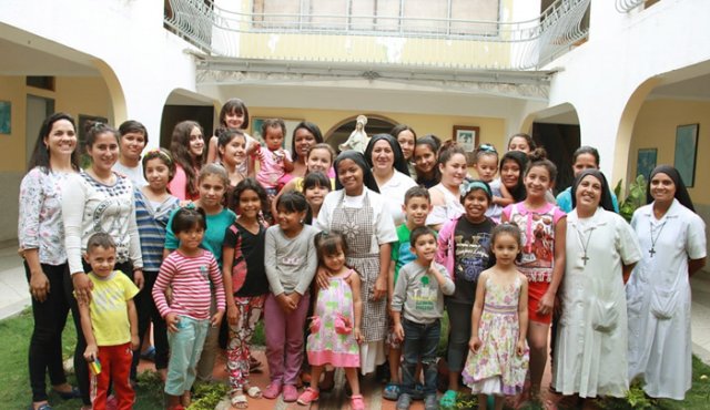 El hogar está conformado por 32 niñas de todas las edades y es liderado actualmente por tres hermanas de la congregación Hijas de Nuestra Señora de la Eucaristía. La Opinión