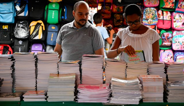 Por la depreciación, los venezolanos compran dólares en el mercado negro. Ecoanalítica indicó que el poder de compra del dólar cayó más de 10 veces en 2018. AFP