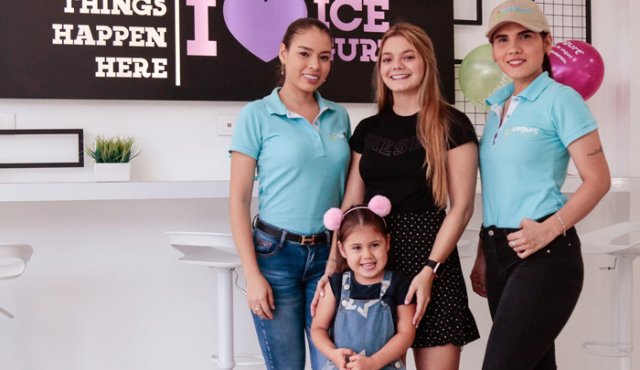 De izquierda a derecha: Rubiela Melo, María Camila Antolinez Martheyn, Sofía Díaz (la niña) y Natalia Figueroa. Mario Franco/La Opinión