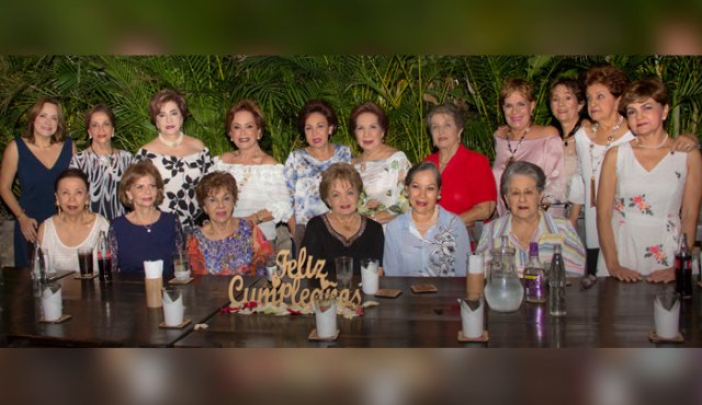 María Mercedes González, Nazire de Ríos, Mercedes de Becerra, Magaly de Canal, Betty de Lamk, Mercedes de Hidalgo, Martha de Benedetti, Luz Stella de Carrasco, María Beatriz Blanco, Cecilia de Mondragón y Elizabeth Guerrero. Sentadas: Clara Sánchez, Ligia Clavijo, Elsa Castro Lobo, Olga Guerrero, Graciela de Peñaranda y Teresa Lizarazo. Alfredo Estévez/La Opinión