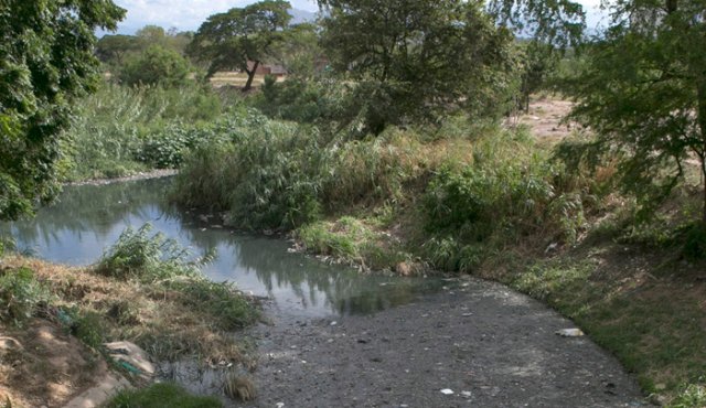 El río Pamplonita recibe las descargas de aguas residuales de ocho municipios del departamento. Juan Pablo Cohen/La Opinión