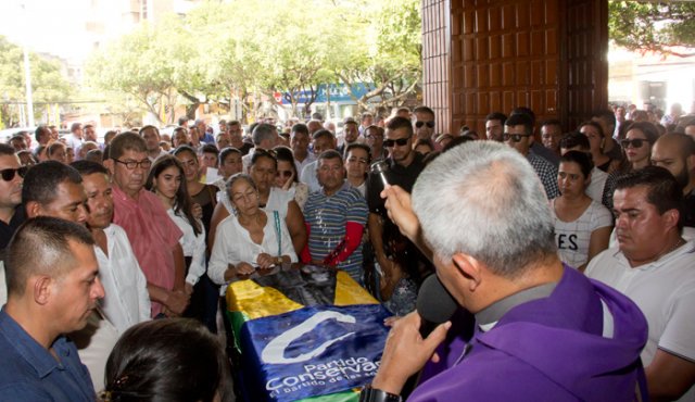 En Cúcuta se cumplieron, el martes, las honras fúnebres del asesinado candidato conservador a la Alcaldía de Tibú, Bernardo Betancurt Orozco.
Alfredo Estévez