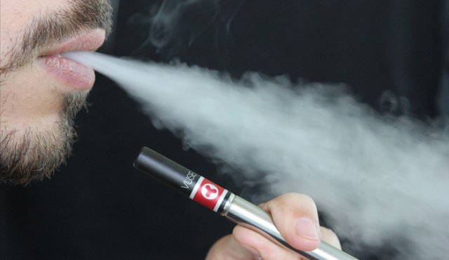 El vapeo consiste en inhalar vapores creados por el calentamiento a alta temperatura de un líquido en el interior del cigarrillo electrónico. Pixabay / Referencial
