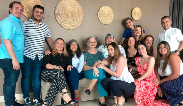 Pedro Eduardo Díaz Bautista y Juan Pablo Díaz Bautista. Sentadas: Diana Bautista, Nora Pérez, la homenajeada Cecilia Mutis, Cecilia Bautista, María Juliana Rodríguez, Luz María Bautista, Lina Gabriela Vega, Margarita María Jácome, Gabriela Canal y María Lourdes Bautista. De pie: Eduardo Andrés Canal y Fredy Díaz. Cortesía