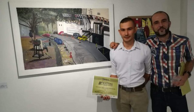 Edinsson Peñaranda, uno de los ganadores, posa junto al curador del Museo, Alex Eduardo Brahim Martínez. Gerson Correa