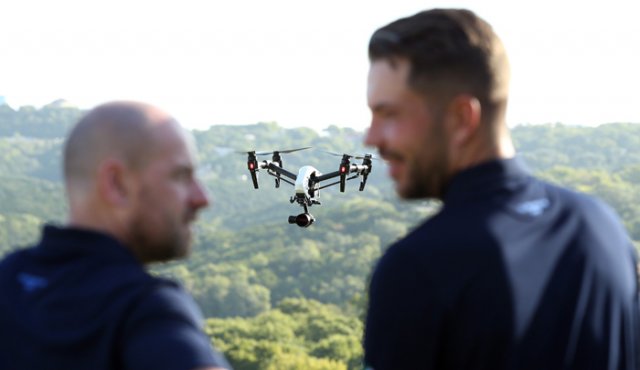 La hora de vuelo de un dron comercial cuesta 50 dólares, lejos de los 1.500 que cuesta un helicóptero. AFP