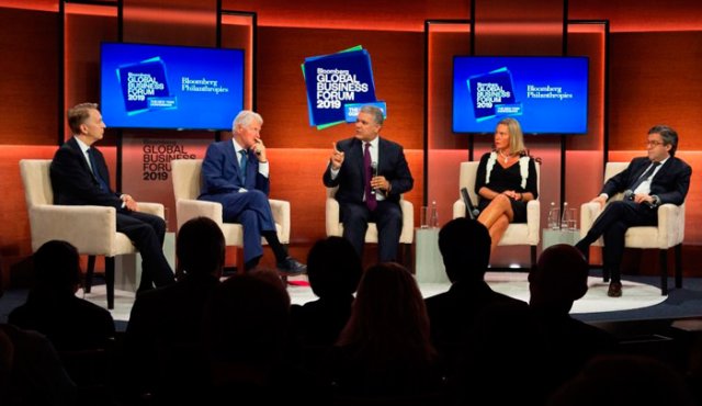 Así se lo planteó durante un foro que se realizó con empresarios organizado por la agencia Bloomberg, el cual sirvió para que Clinton reiterara su apoyo a la paz. Colprensa
