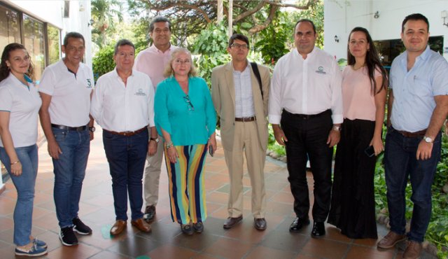 Milena Quiroga, Álvaro Lenis, Jorge Arenas, Jorge Pinzón, Melva Álvarez, Edgar Orellana, el emisario del Banco Interamericano de Desarrollo, BID; el director de Corponor, Gregorio Angarita; Sandra Gómez y Jorge Gómez. Alfredo Estévez