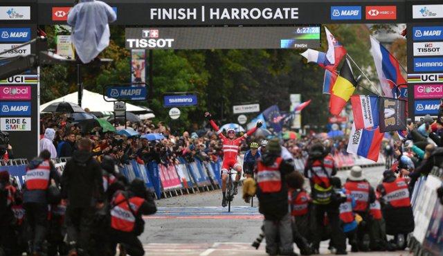 Pedersen superó en la meta a sus dos compañeros de escapada, el italiano Matteo Trentin, plata y que partía como favorito en el esprint entre estos tres corredores, y al suizo Stefan Kung, bronce. Tomada de Twitter @TrekSegafredo